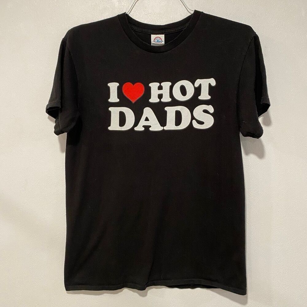 Delta Pro Weight Graphic T-Shirt – “I ❤️ Hot Dads” – Adult Medium